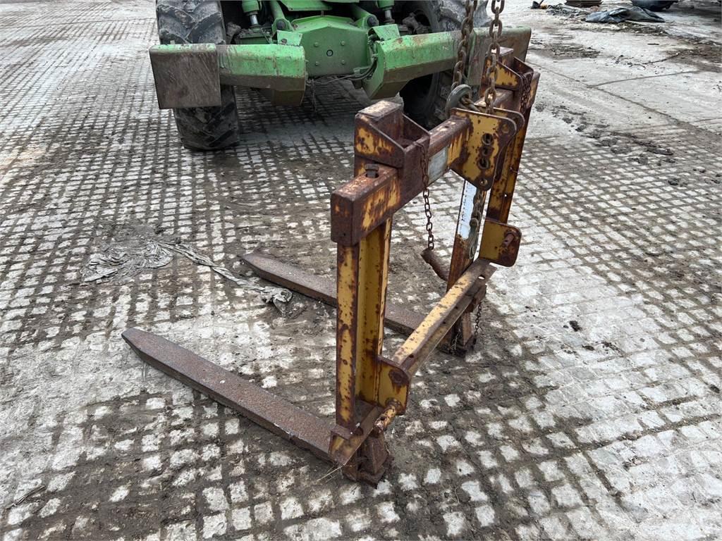 McConnel Linkage mounted pallet forks Other agricultural machines