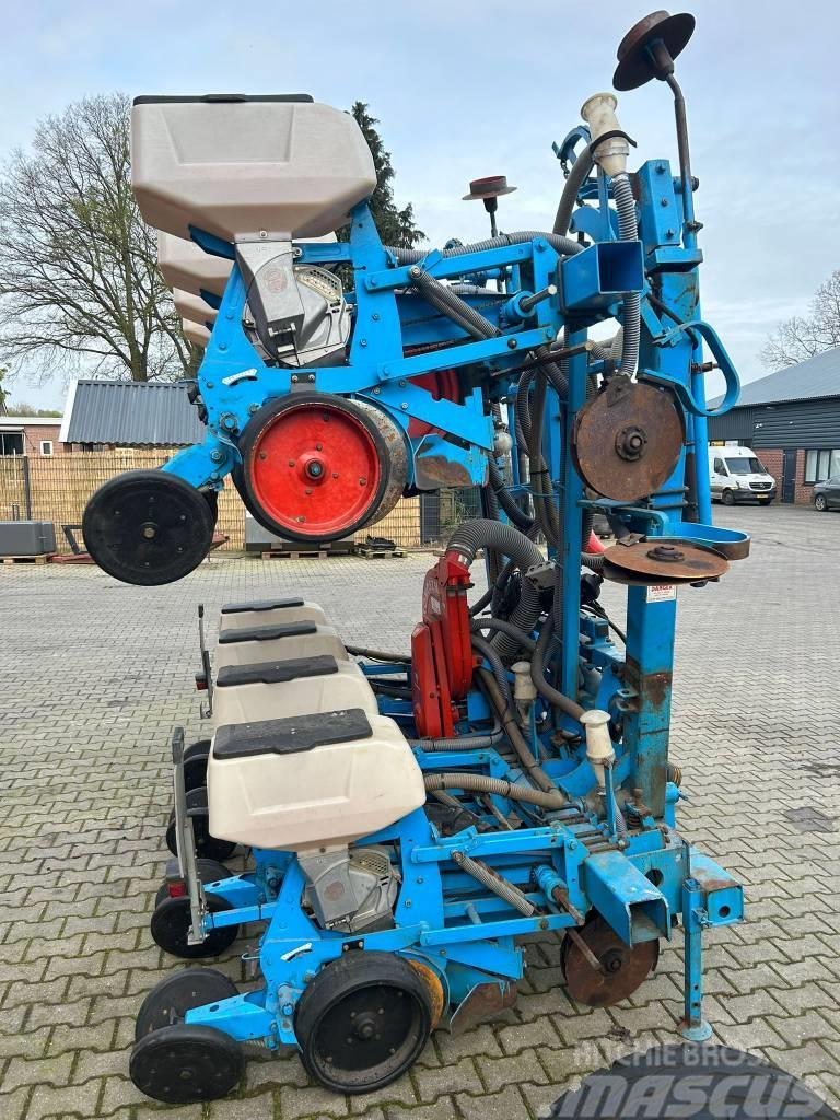 Monosem NG PLUS 8 Precision sowing machines