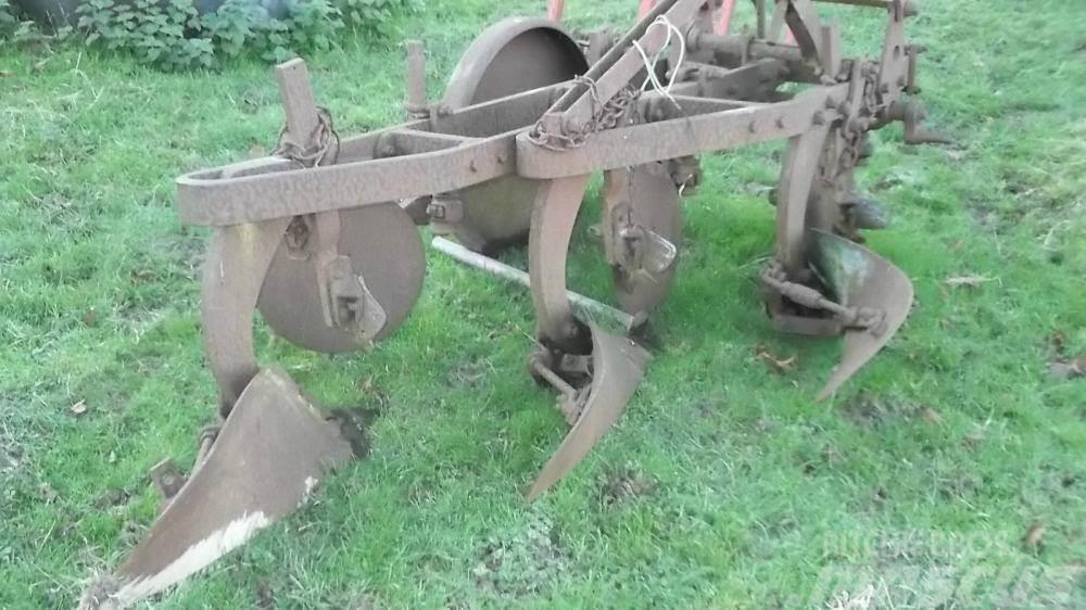 Ransomes 3 Furrow Plough Other components