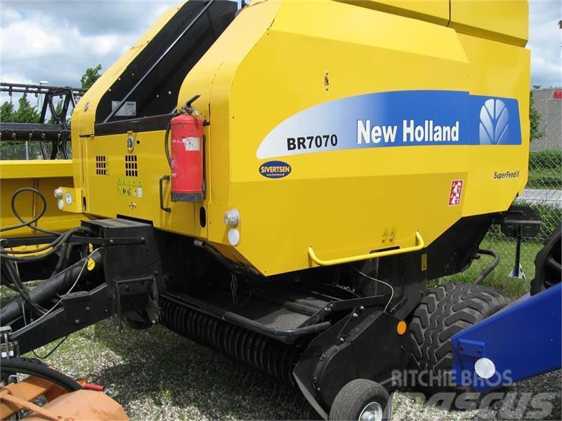 New Holland BR7070 med SUPER FEED Round balers