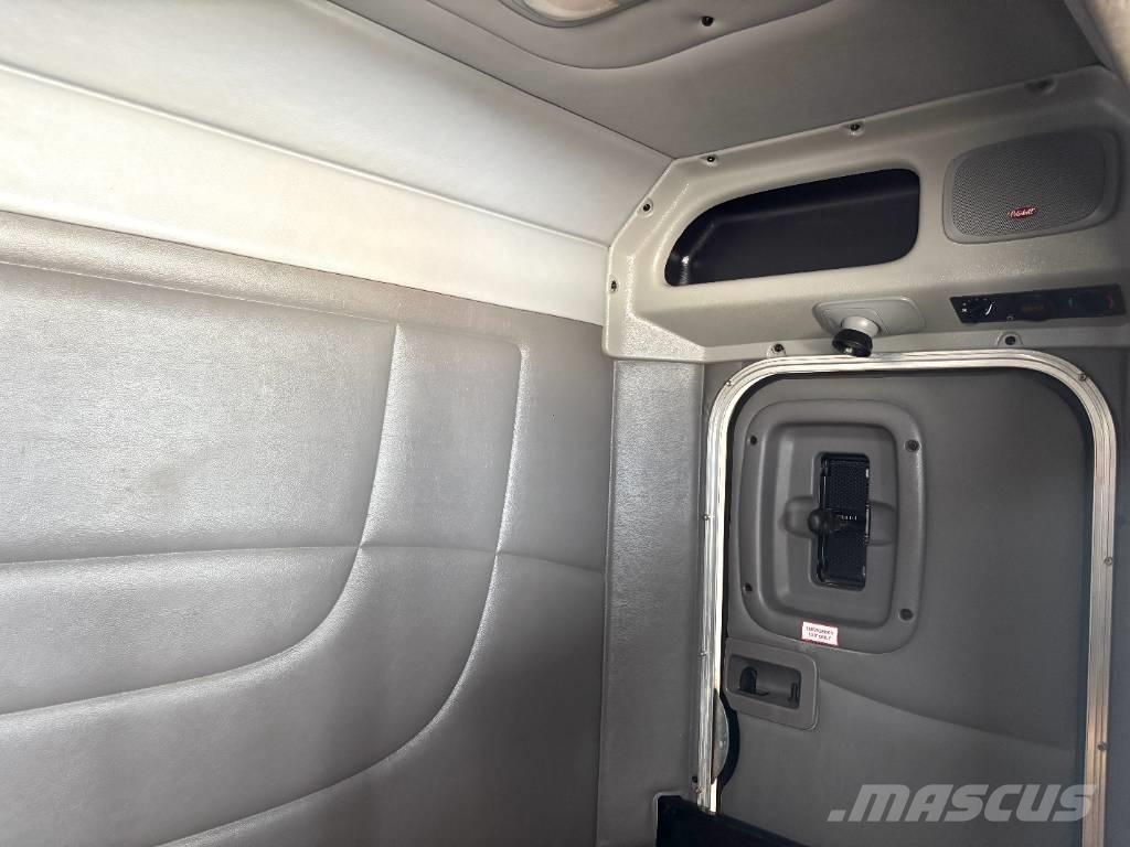 Peterbilt 389 Tractor Units