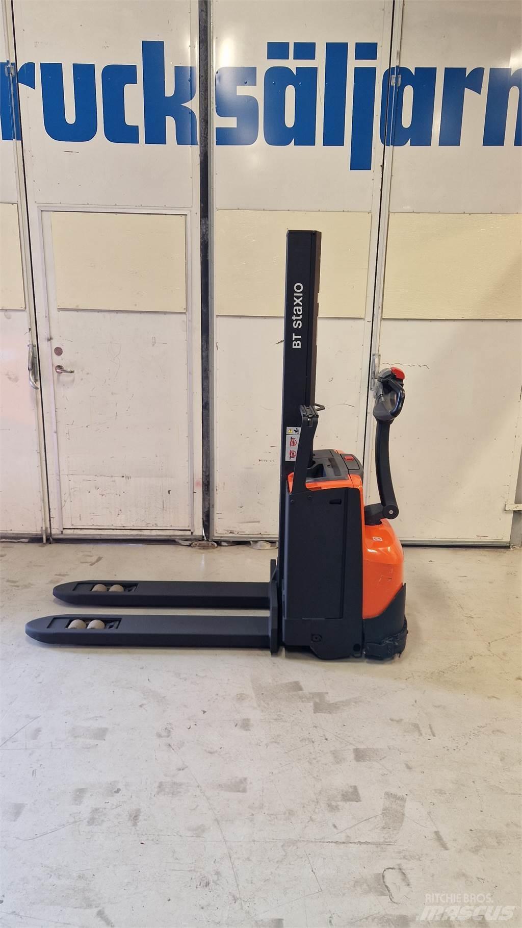 Toyota SWE080L Pedestrian stacker