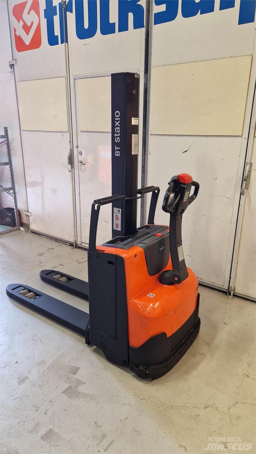 Toyota SWE080L Pedestrian stacker