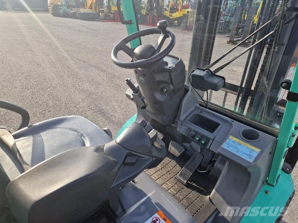Mitsubishi FD30N Reach trucks