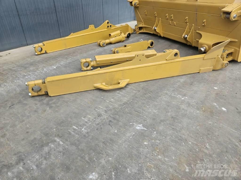 CAT D8T Blades