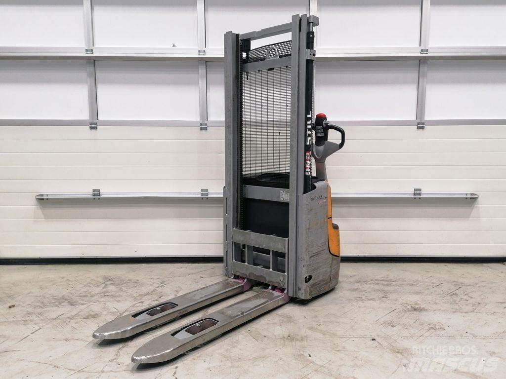 Still EXV12 Pedestrian stacker