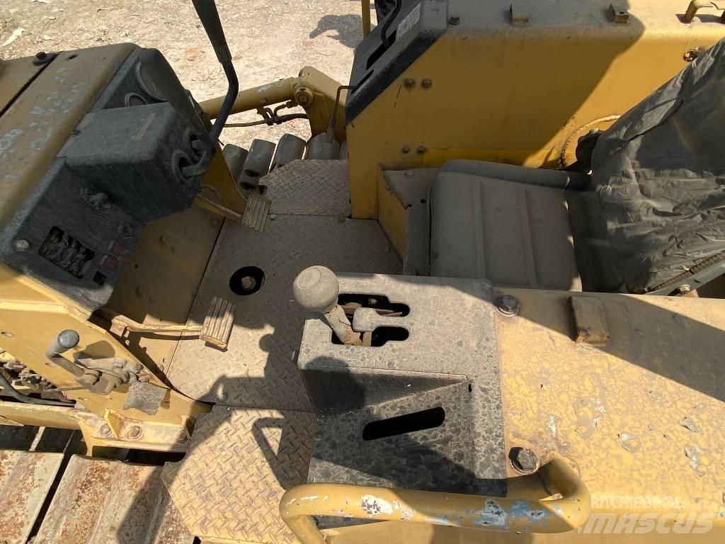 Komatsu D21P-6 Crawler dozers