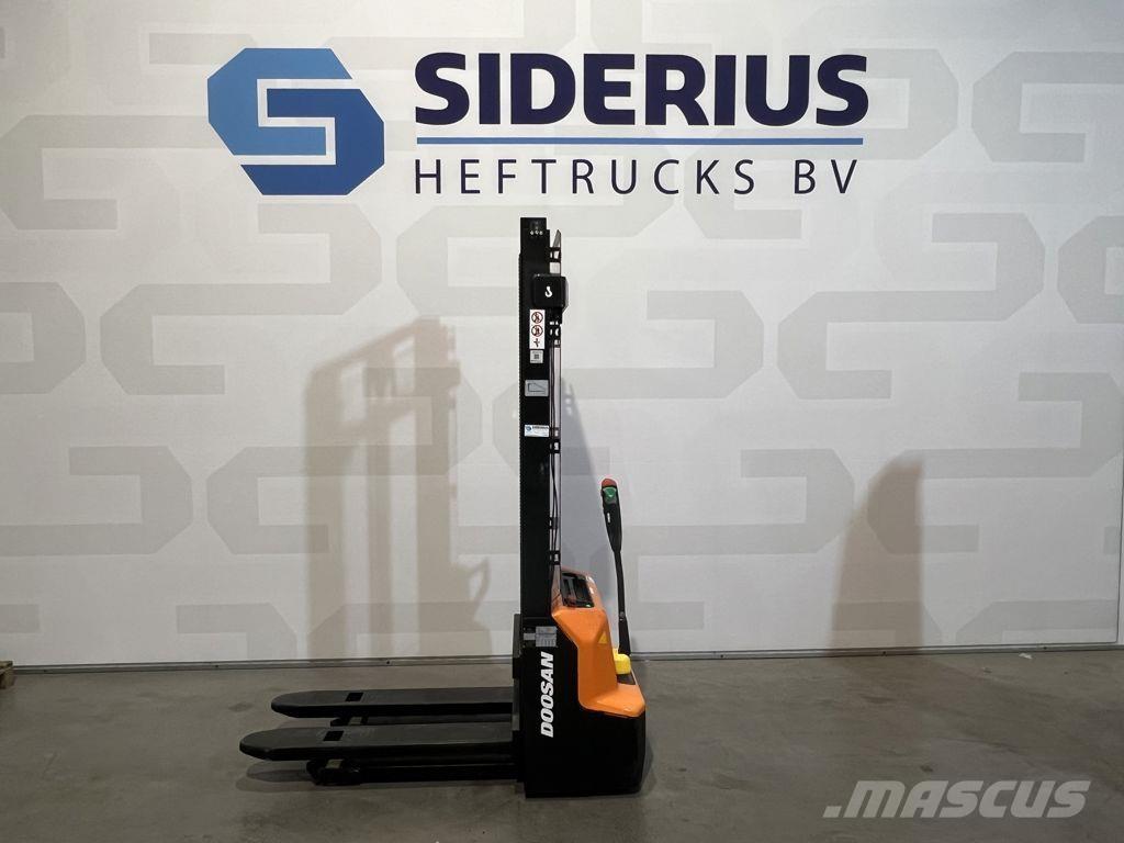 Doosan LSM12N Pedestrian stacker