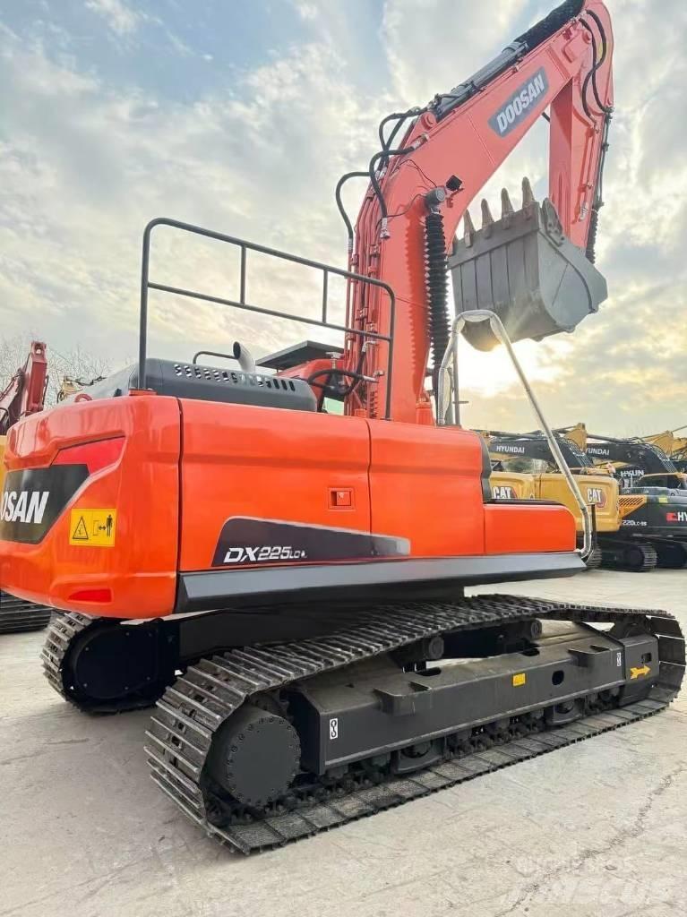 Doosan DX 225 LCA Midi excavators  7t - 12t