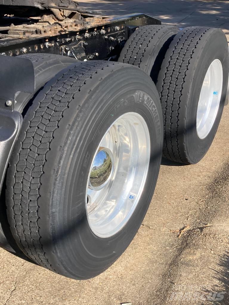 Western Star 5700 XE Tractor Units