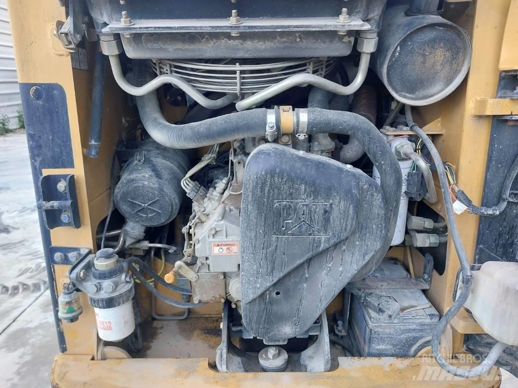 CAT 216 Skid steer loaders