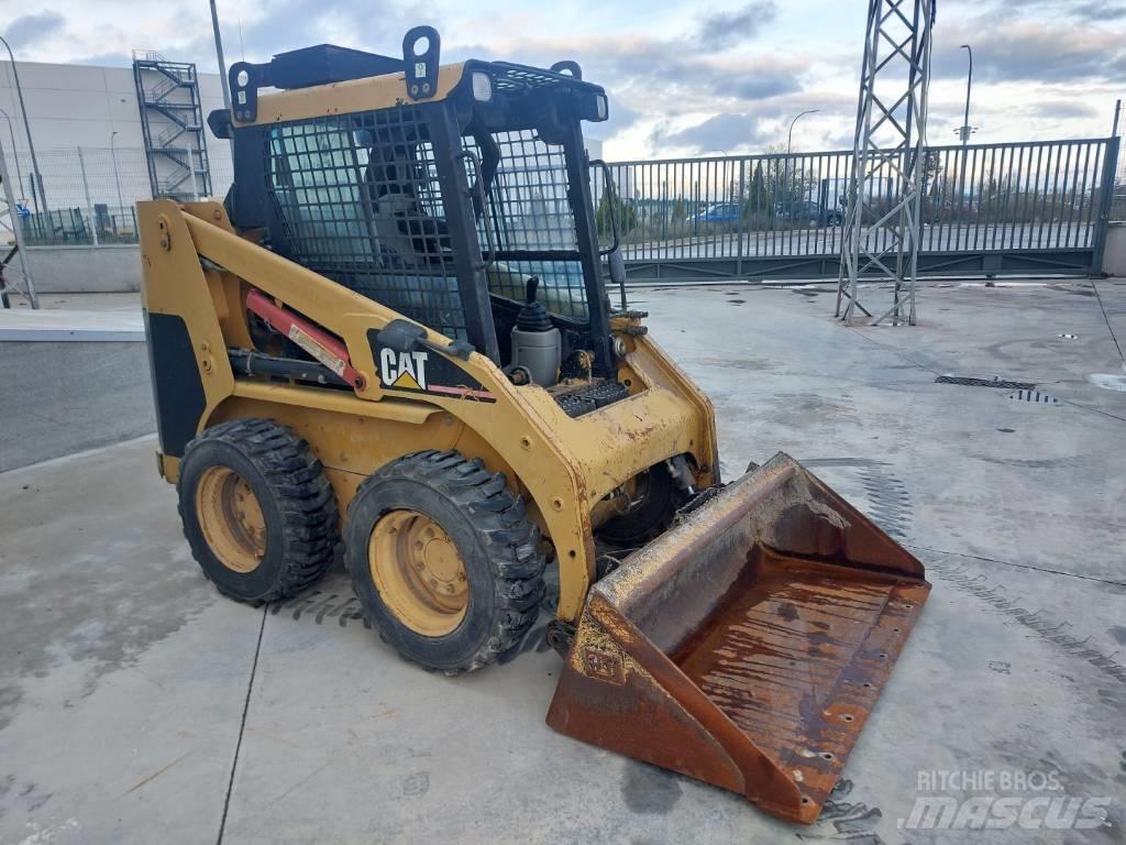 CAT 216 Skid steer loaders