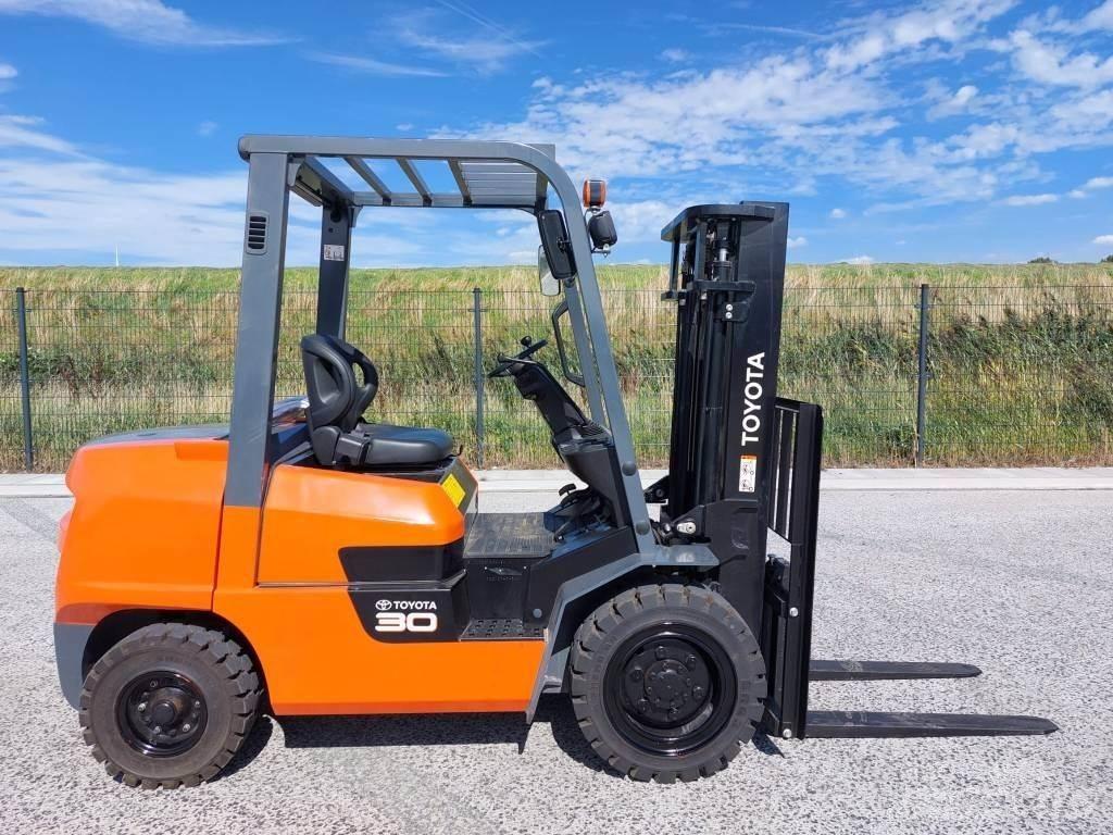 Toyota FDZN30 Diesel trucks