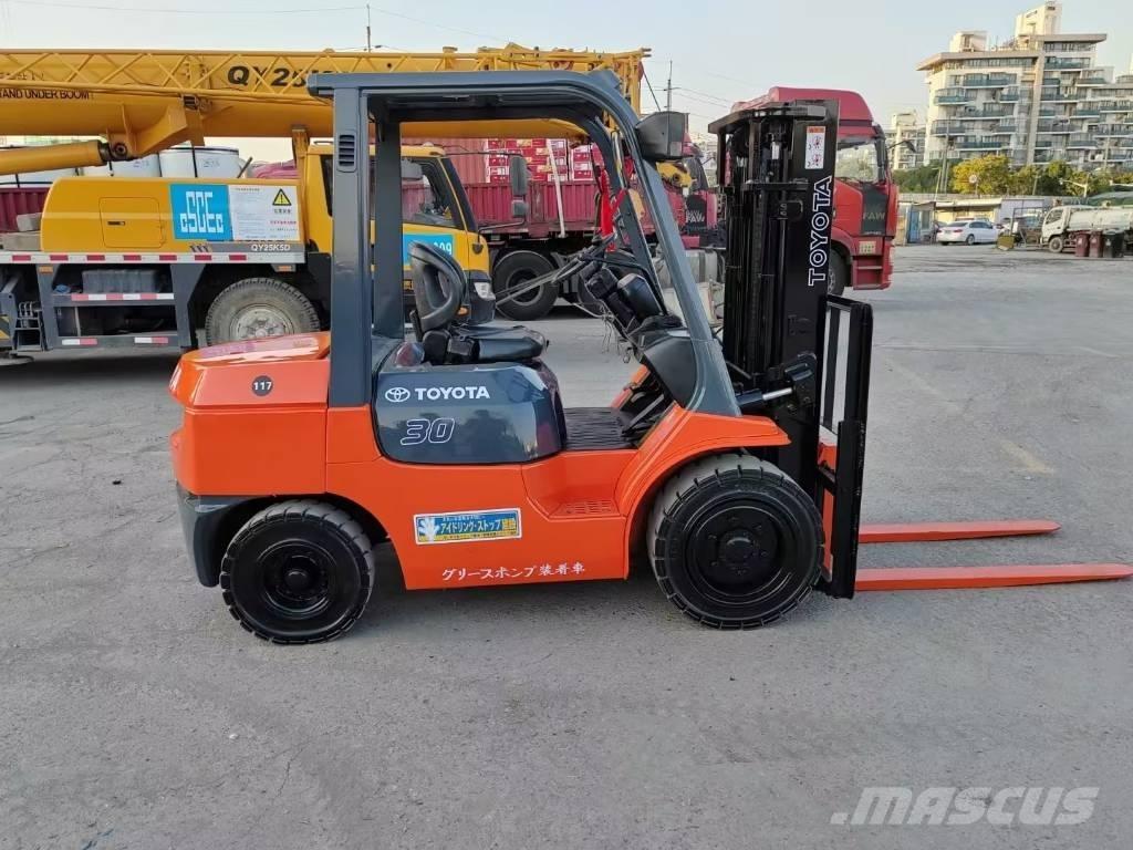 Toyota FD 30 Diesel trucks