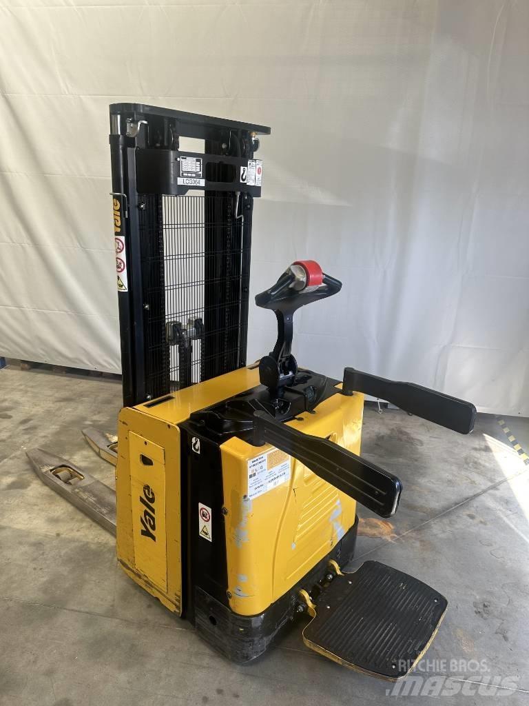 Yale ms15x Pedestrian stacker