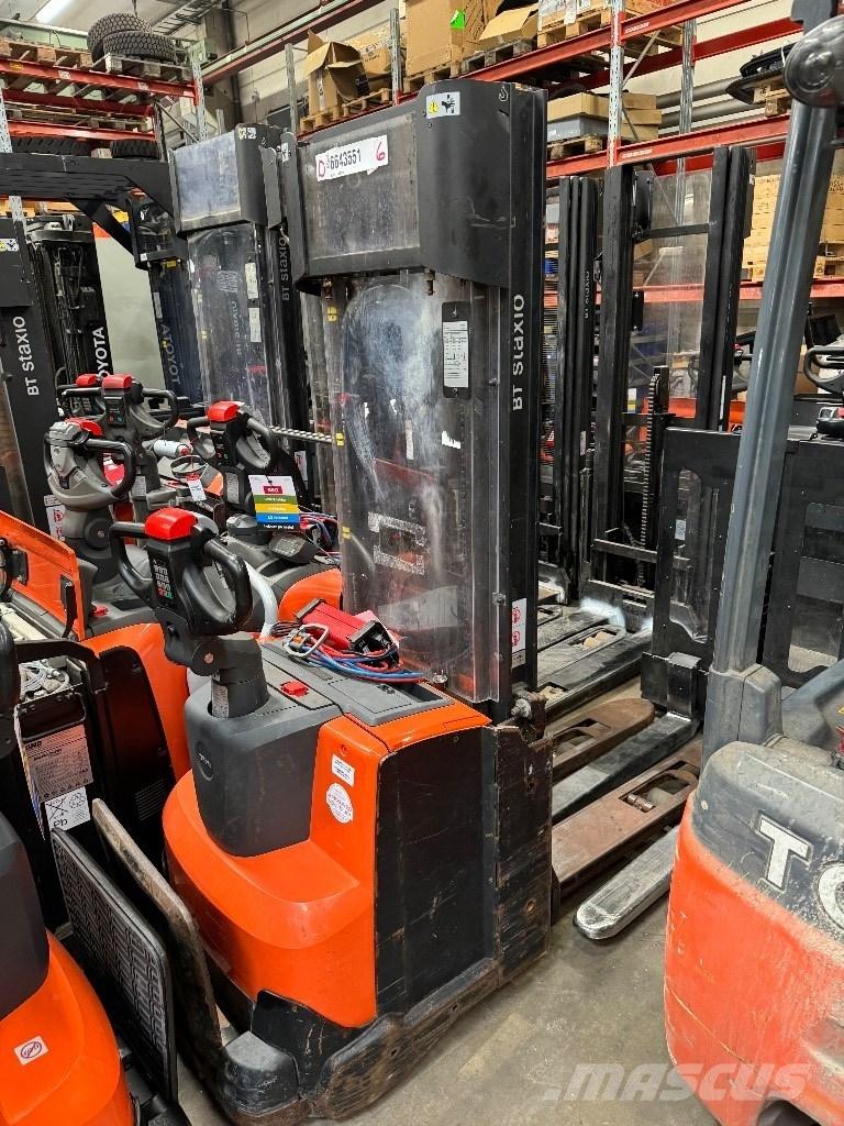 Toyota SWE120L Pedestrian stacker