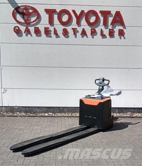 Toyota LPE 250 Pedestrian stacker