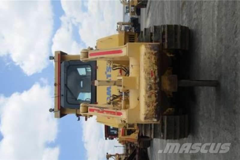 Komatsu D275A-5 Crawler dozers