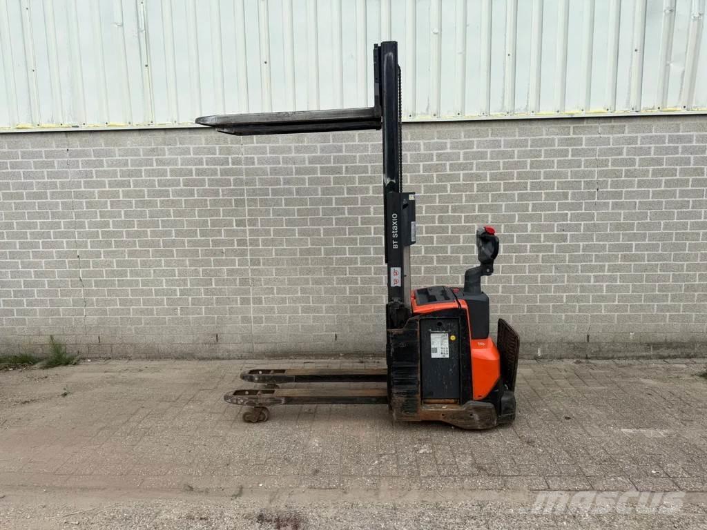 Toyota SWE200D Pedestrian stacker