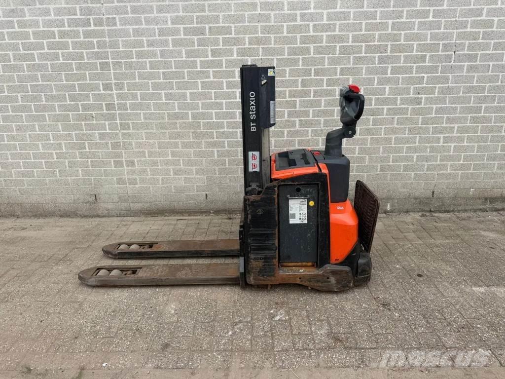 Toyota SWE200D Pedestrian stacker