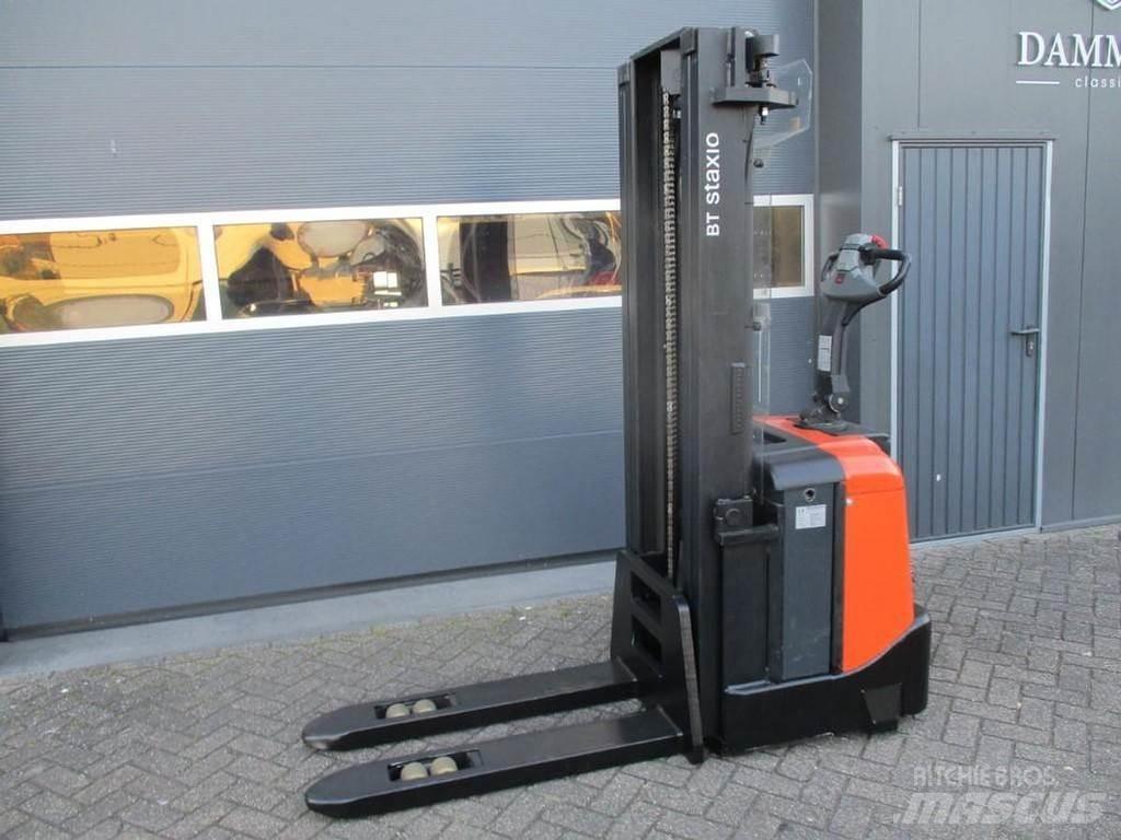 BT SPE 160 Pedestrian stacker