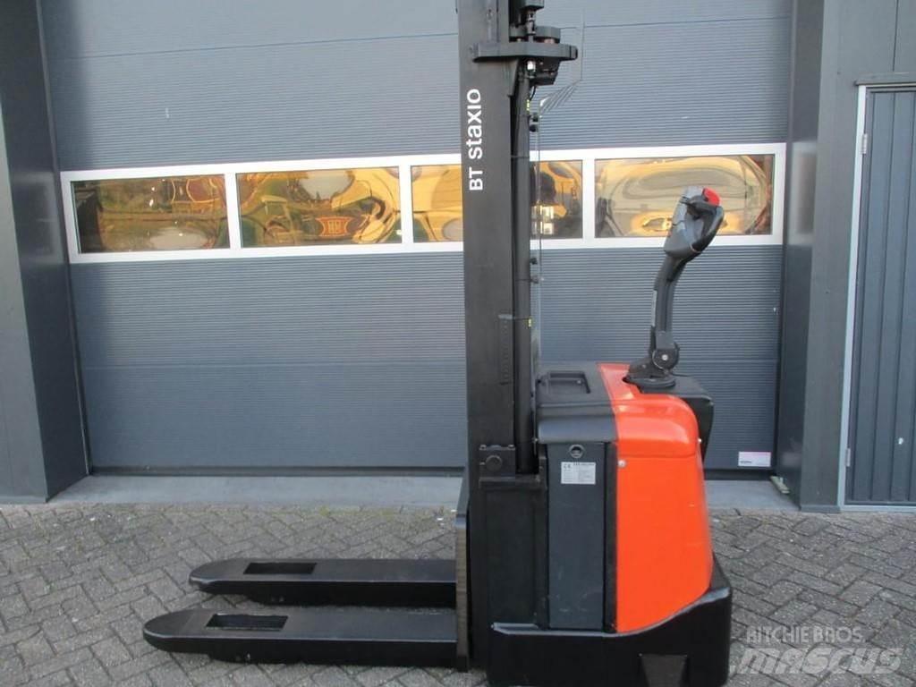 BT SPE 160 Pedestrian stacker