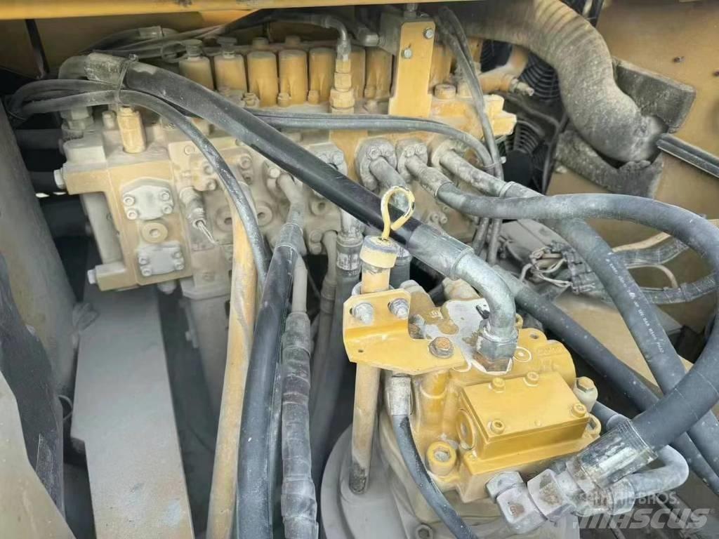 CAT 330 Crawler excavators