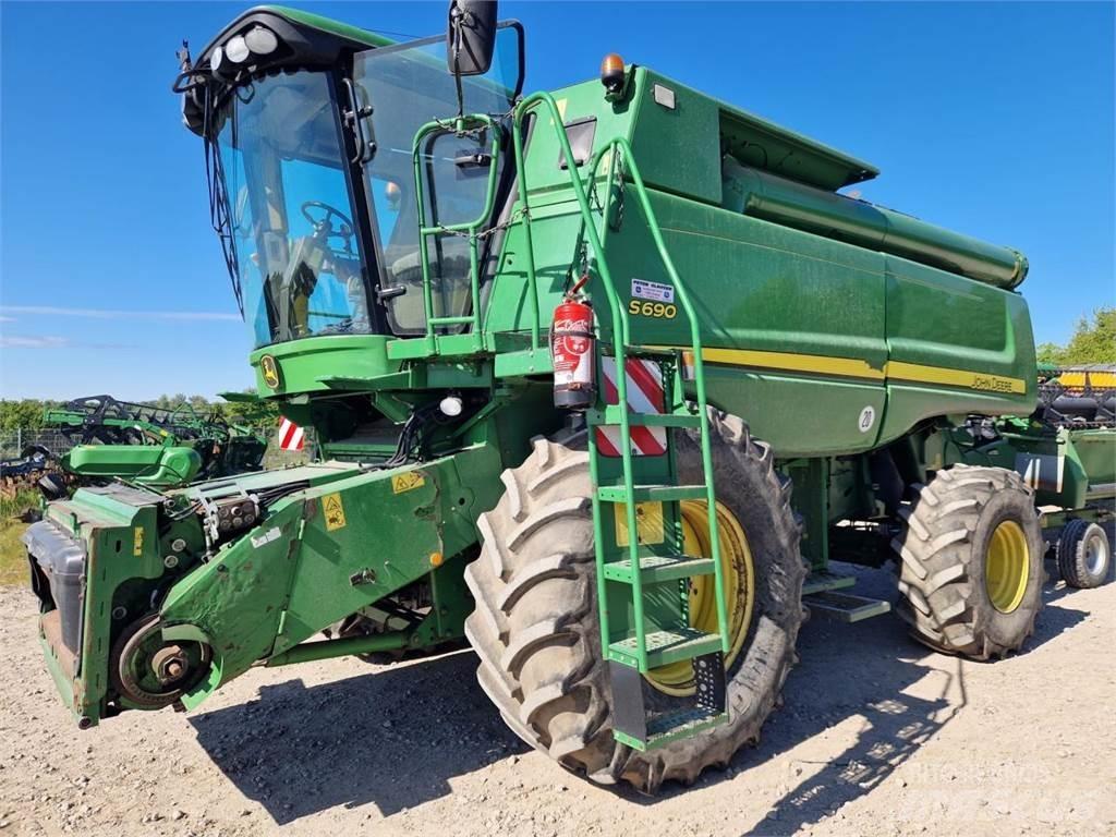 John Deere S690 Combine harvesters
