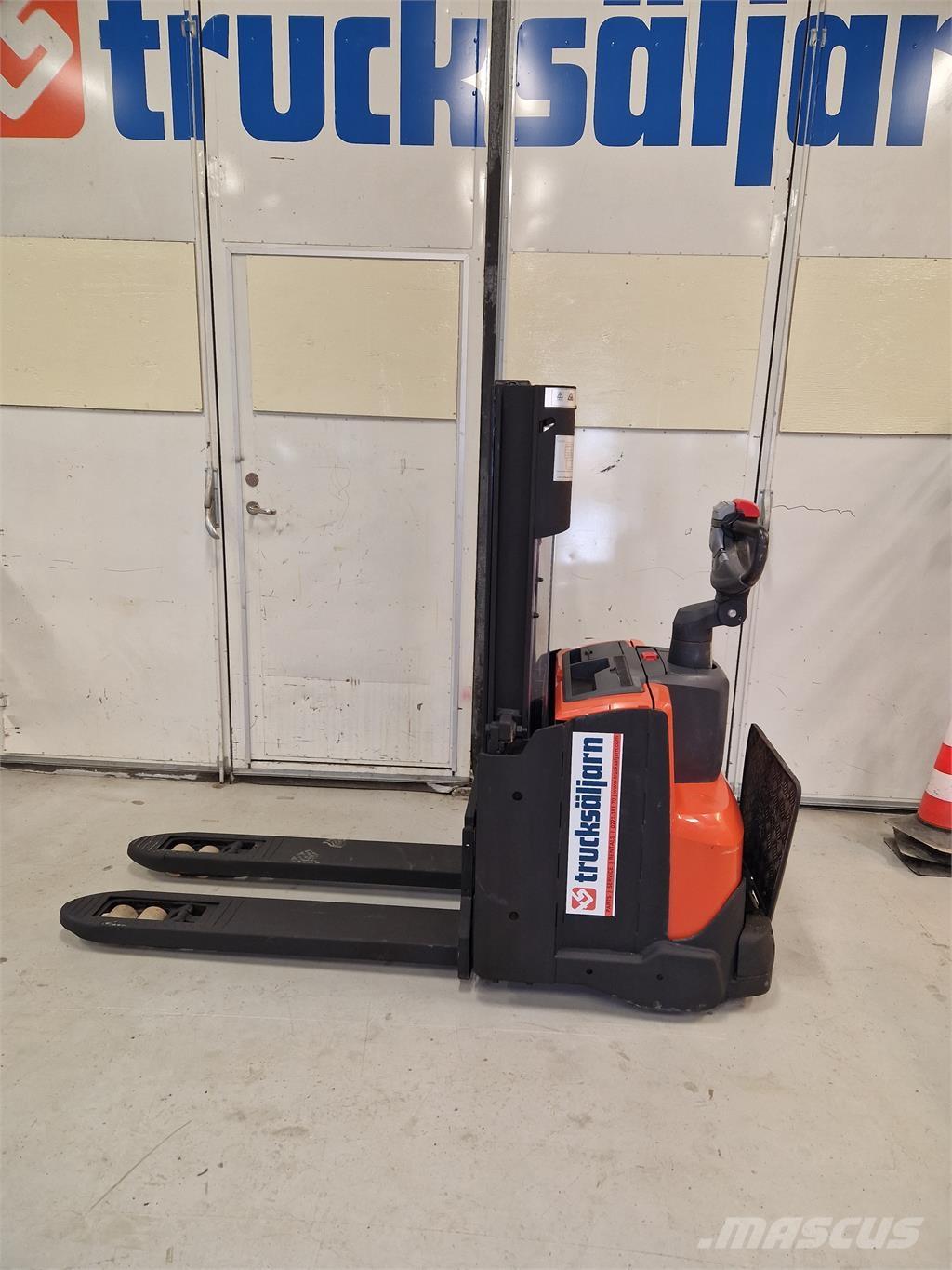 Toyota SWE200D Self propelled stackers