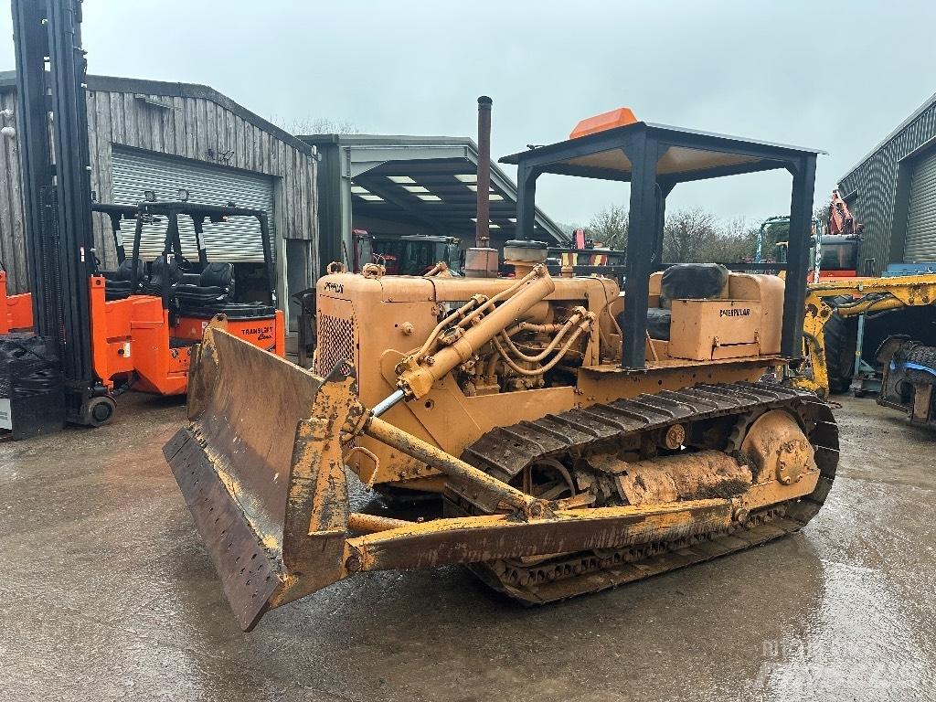 CAT D 4 D Crawler dozers