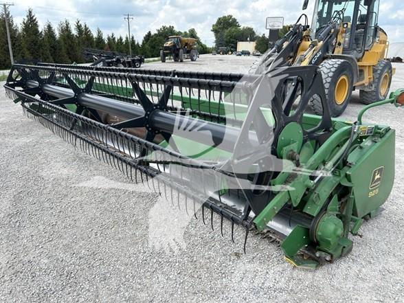 John Deere 925 Combine harvester heads