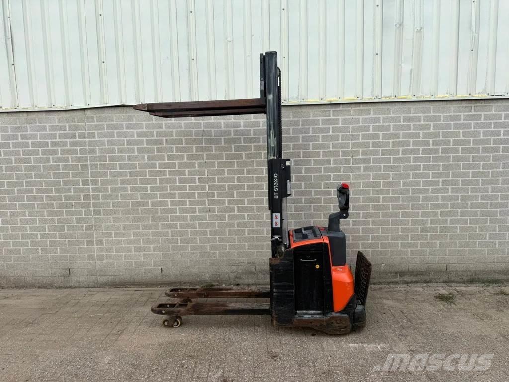 Toyota SWE200D Pedestrian stacker