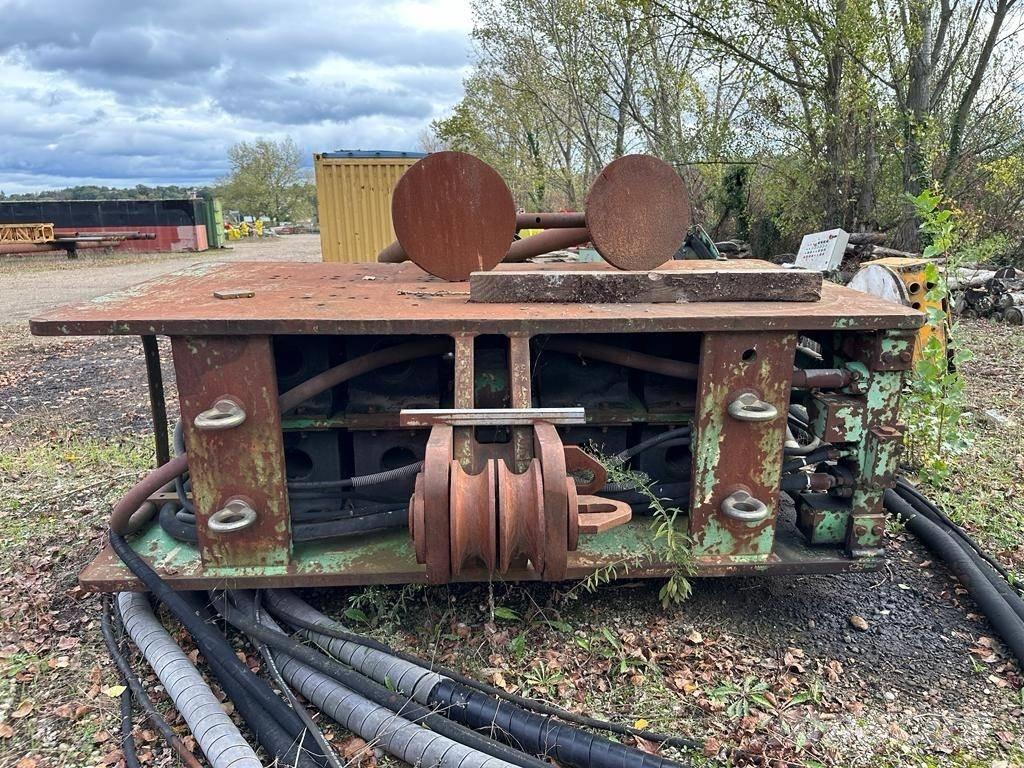  ICE 8514 + 780 Vibratory pile drivers