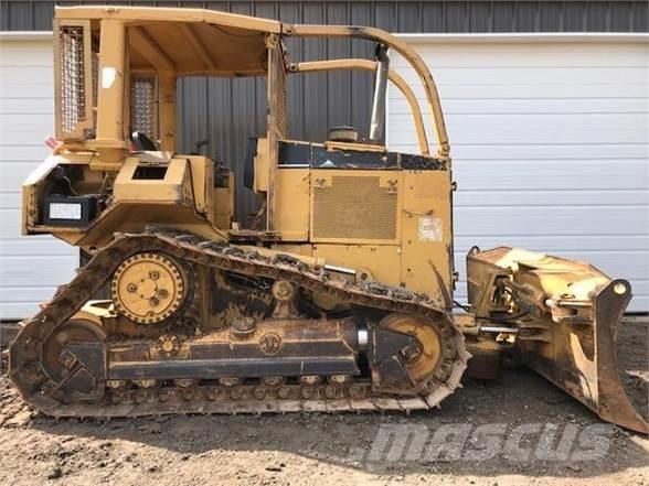 CAT D5M XL Crawler dozers