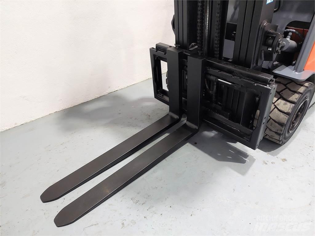 Toyota 7FBMF30 Electric forklift trucks