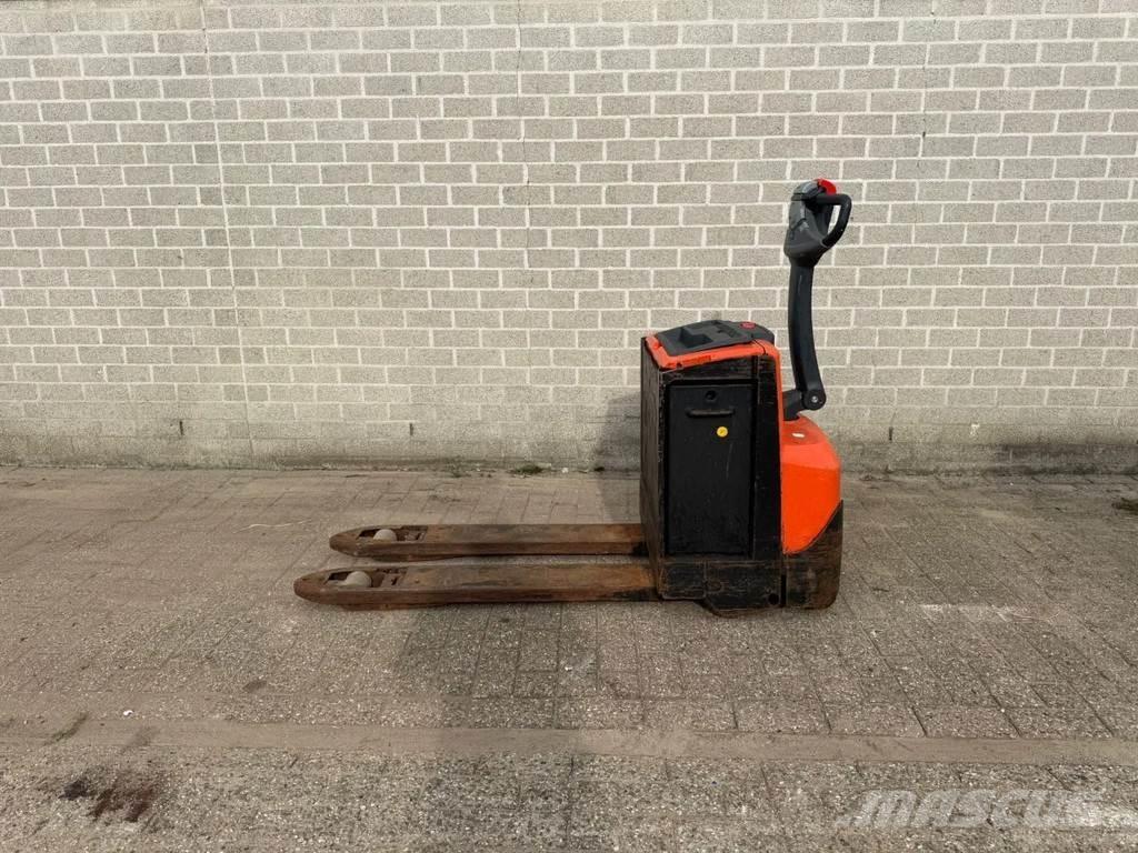 BT SWE200D Pedestrian stacker
