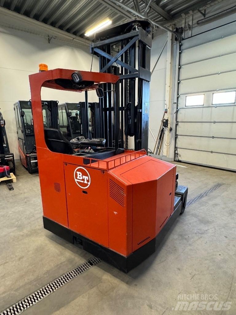 Toyota FRE270 4-way reach trucks