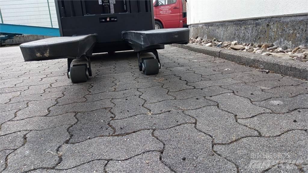 Toyota SWE160L Pedestrian stacker
