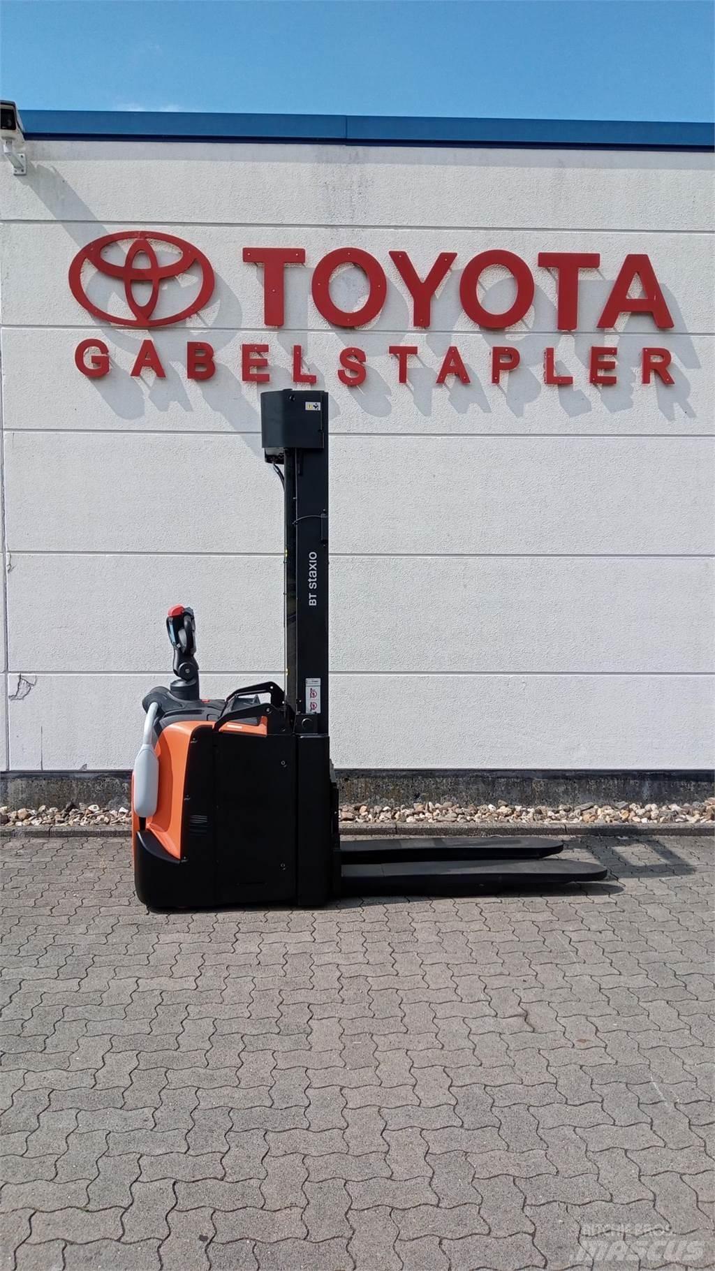 Toyota SWE160L Pedestrian stacker