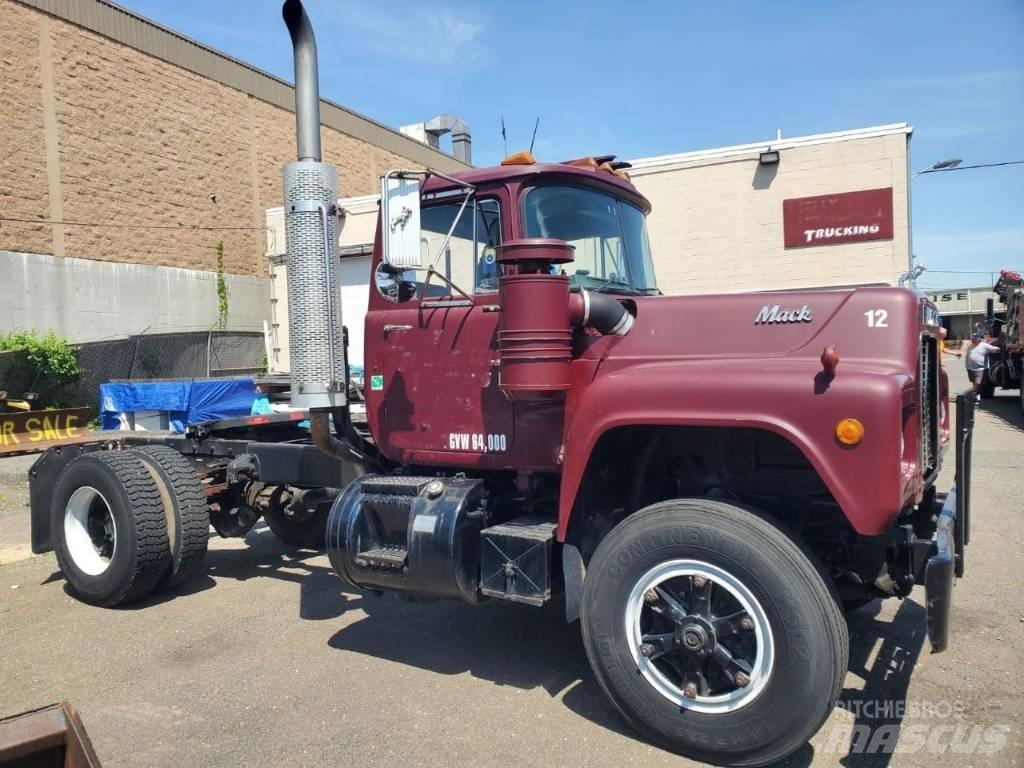 Mack RD 690 P Tractor Units
