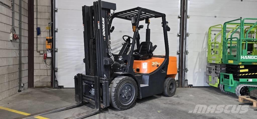 Doosan D 30 GP Diesel trucks
