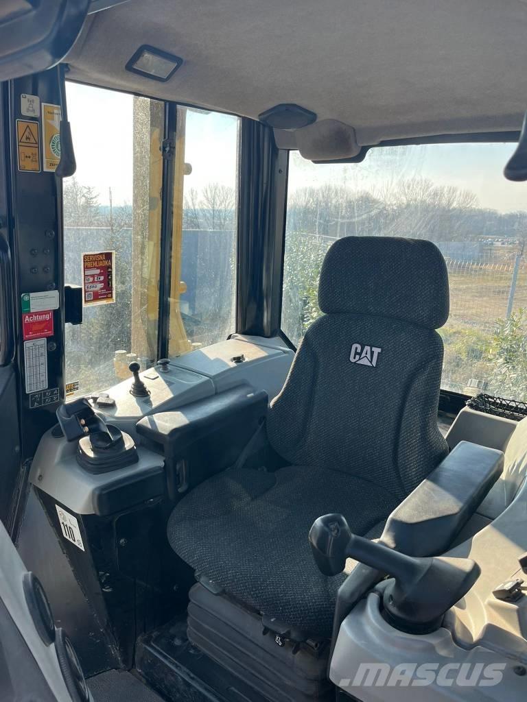 CAT D 6 N XL Crawler dozers
