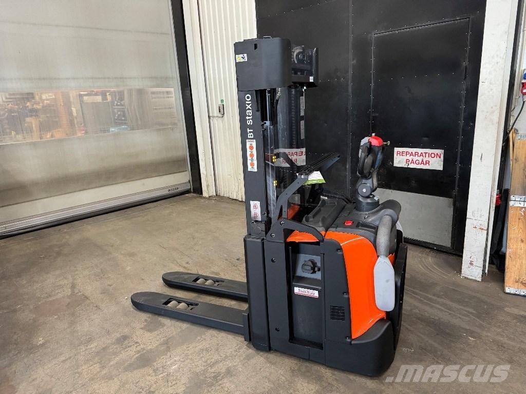 Toyota SPE140L Pedestrian stacker