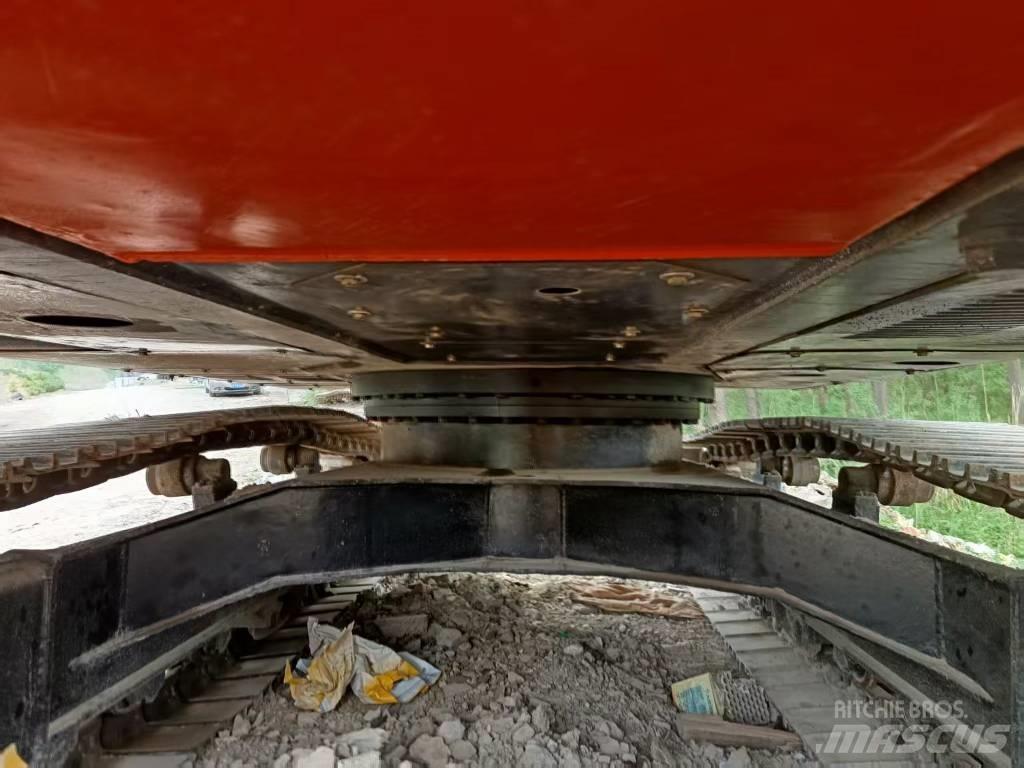Hitachi ZX200 Crawler excavators