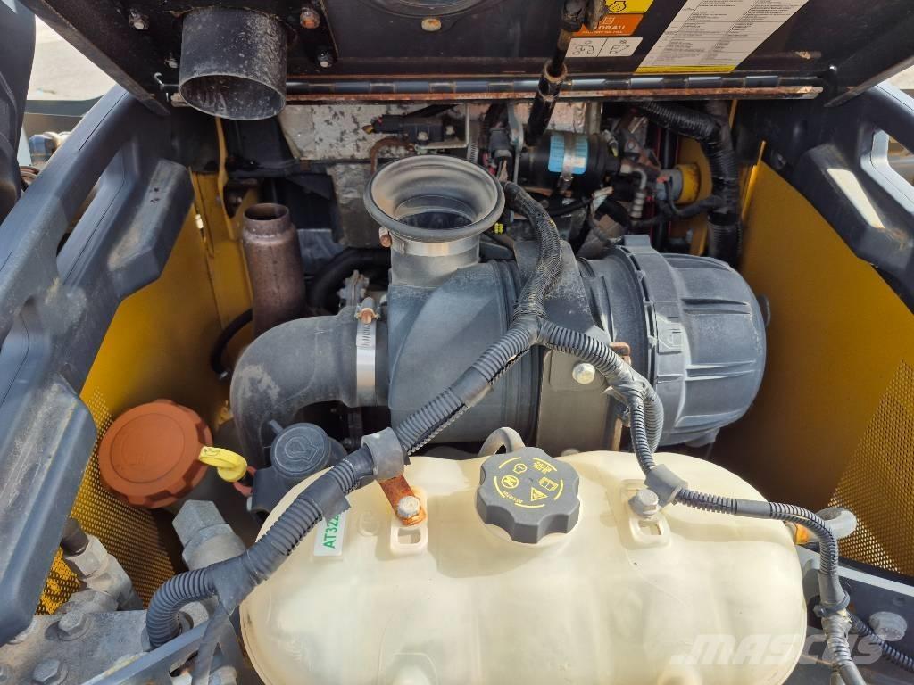 John Deere 320G Skid steer loaders