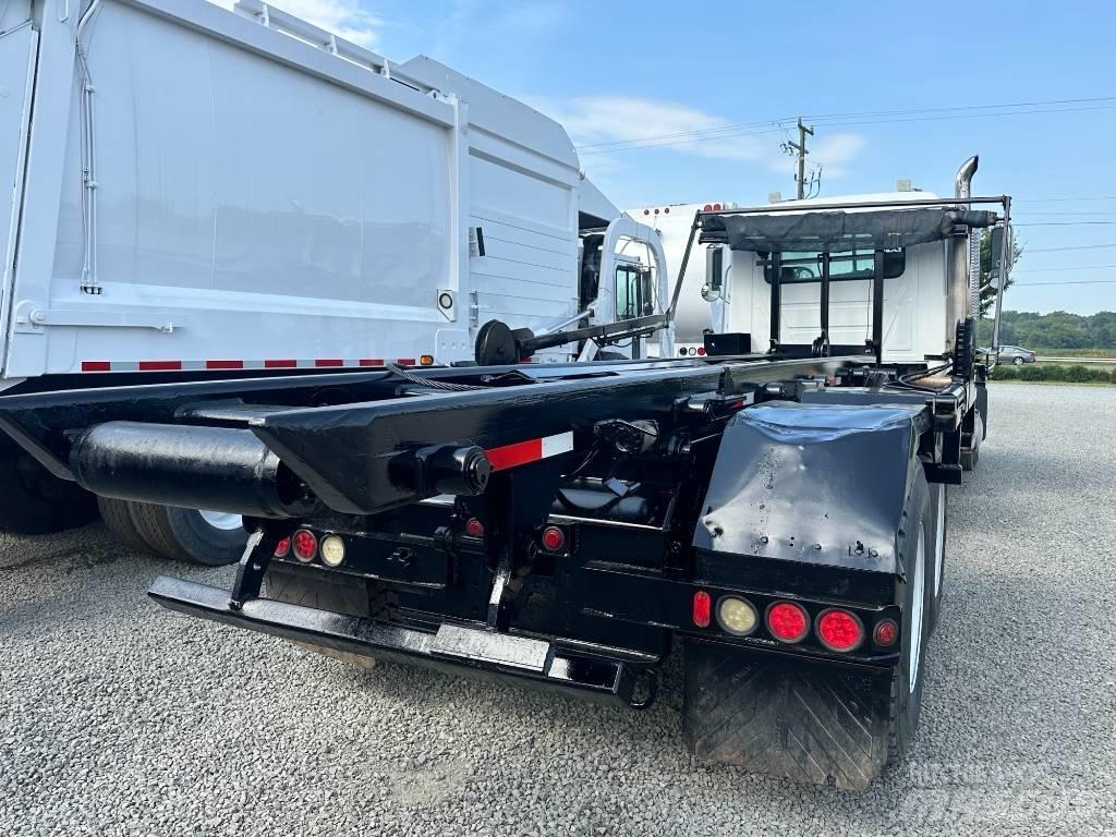 Mack CV 713 Cable lift demountable trucks