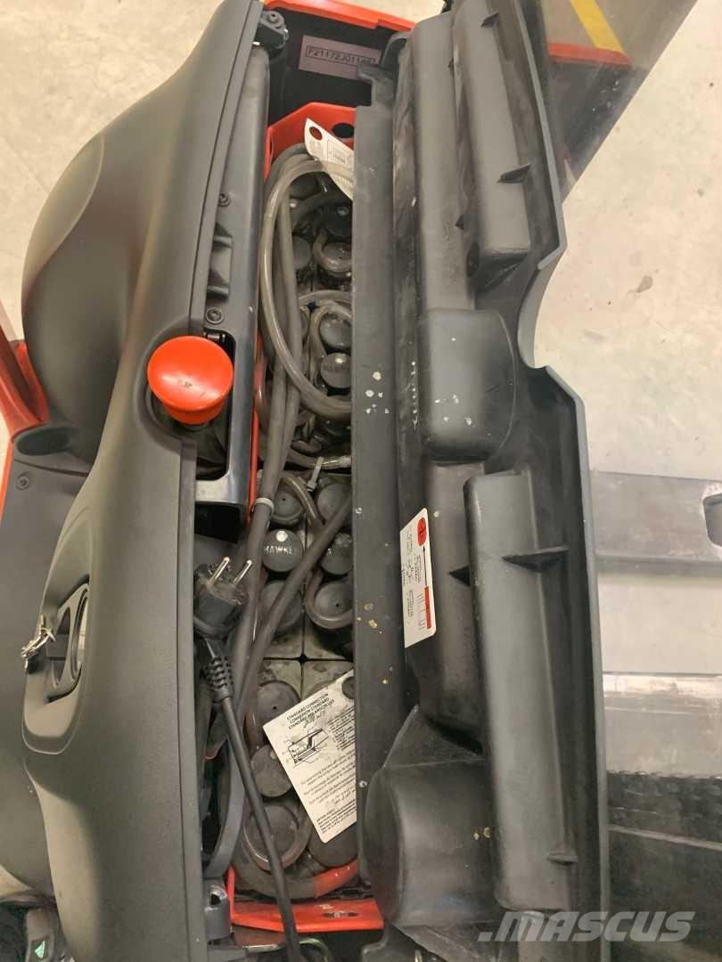 Linde L12 Self propelled stackers