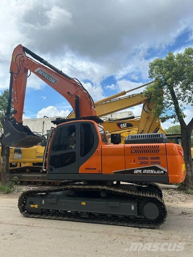 Develon DX 225 LCA Midi excavators  7t - 12t