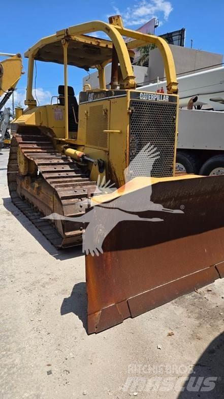 CAT D6M Crawler dozers