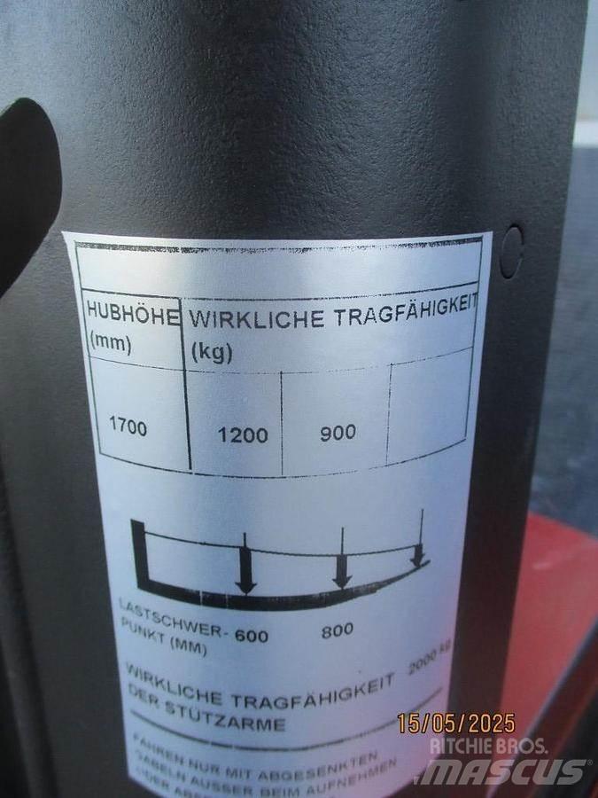 BT SWE 200D Pedestrian stacker
